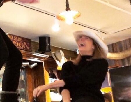 LeAnn Rimes Recreates Coyote Ugly Bar Scene 17 Years Later | E! News